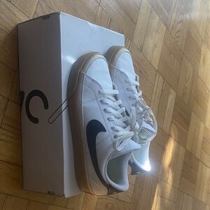 Nike White and Black Women's Sneakers